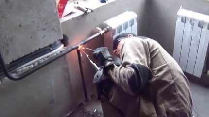 Svejsning ved udskiftning af metalrør til tilslutning af radiatorer Svejsning af varmeledninger
