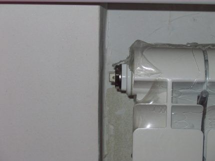 Fjernelse af beskyttelsesfilmen efter udskiftning af batteriet med en radiator Film på en ny radiator