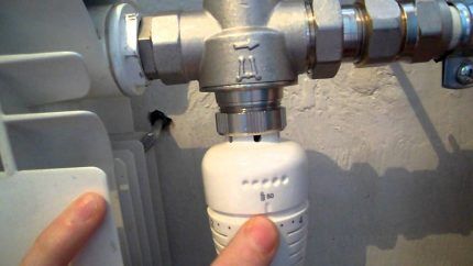 Termostat ved indgangen til batteriet Termisk hoved og radiatorventil