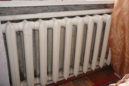 Gammelt støbejernsbatteri i lejligheden Gammel støbejerns radiator
