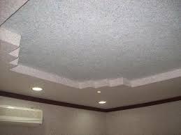 Dokončenie stropu tekutými tapetami nevyžaduje špeciálne schopnosti, takže to zvládne aj začiatočník. Výhoda tohto materiálu pre strop